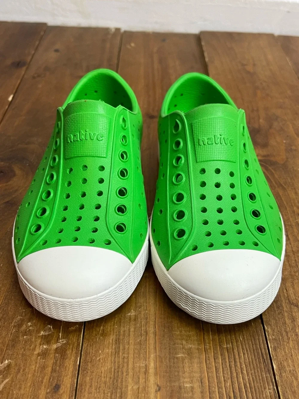 Native shoes size 9 Jefferson style foam sneakers green - damaged